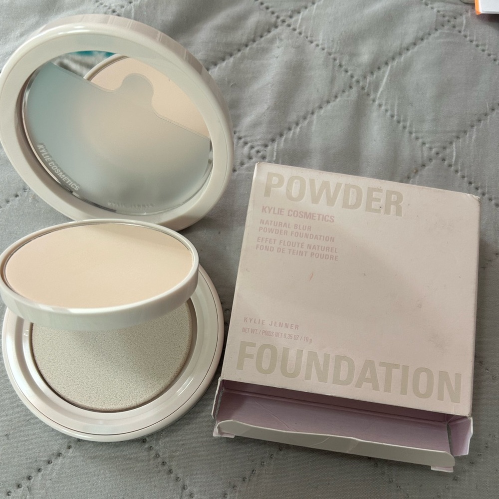 Kylie Cosmetics Natural Blur Powder Foundation in 1N NIB